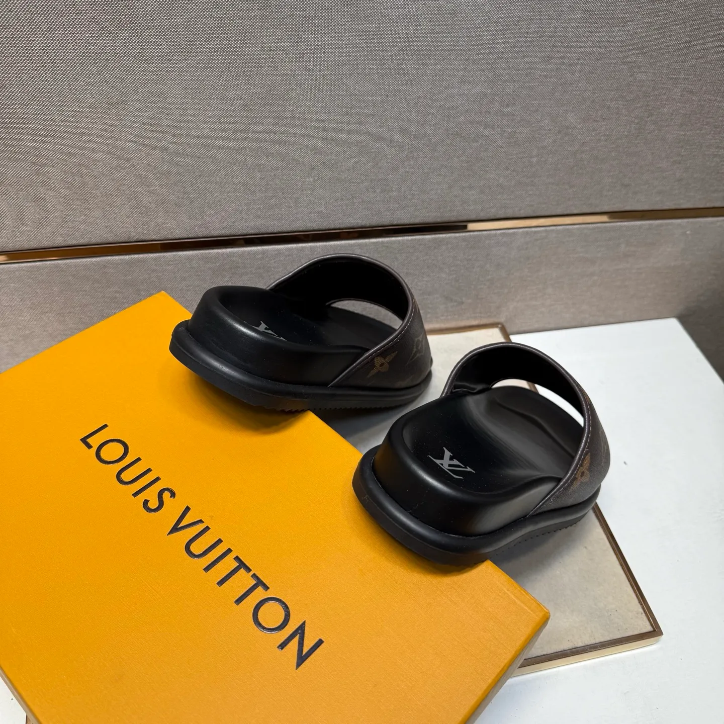 ⬛️Men's shoes 💰p320 [LV～] Men's casual slippers 2025z cabinet sales simultaneously 🔶Size: 38-44 #️⃣ 🔷3 colors🔜The upper is made of multi-material splicing ➕Genuine leather lining, comfortable and breathable, sole: original comfortable and wear-resistant outsole, ⚠️real thing📱photographed🎬real thing is better📢📢📢